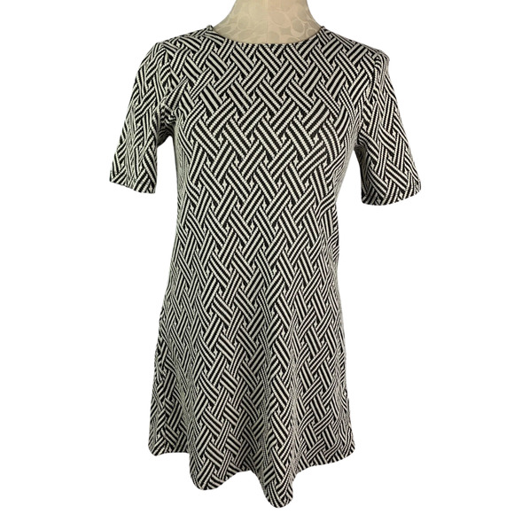 Size 8 Divided by H&M Gray White Pattern Stretch Dress Short Sleeve Zip - Picture 1 of 10